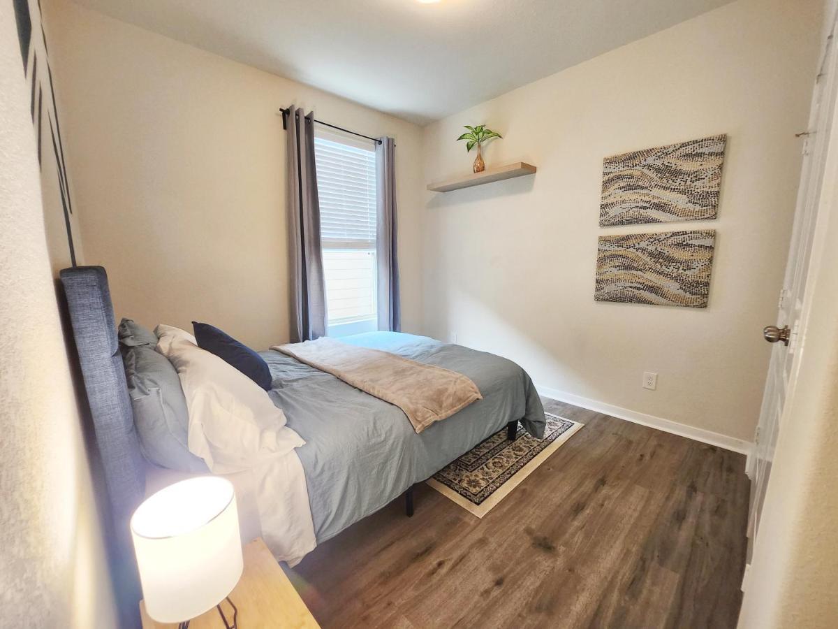 4 Bedroom Home Near Downtown Med Center Nrg Stadium Pearland Skyview Long By Ion Rentals Houston Exterior photo